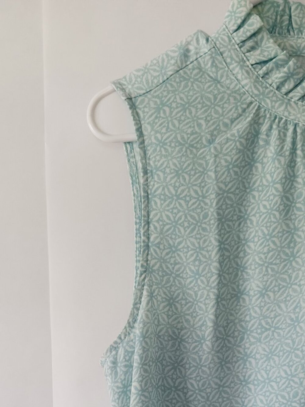 LOFT Seafoam Blue Sleeveless Floral Blouse Size M - Picture 3 of 10